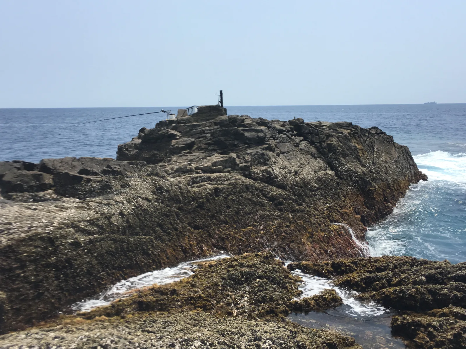 宇和海の岩礁と海