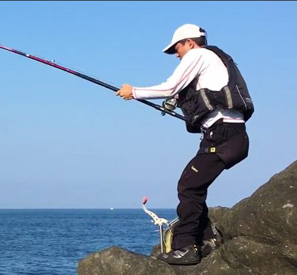 磯から海を見る釣り人